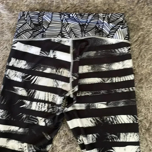 Lululemon wonder under crops11 - Picture 8 of 10